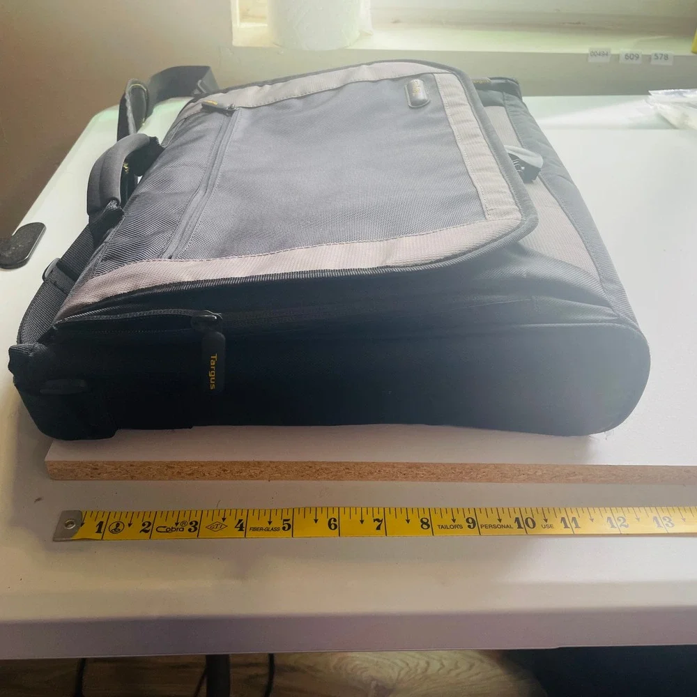 Targus Y2K Commute Urban Messenger Bag Padded Laptop Gorpcore Techwear Utility